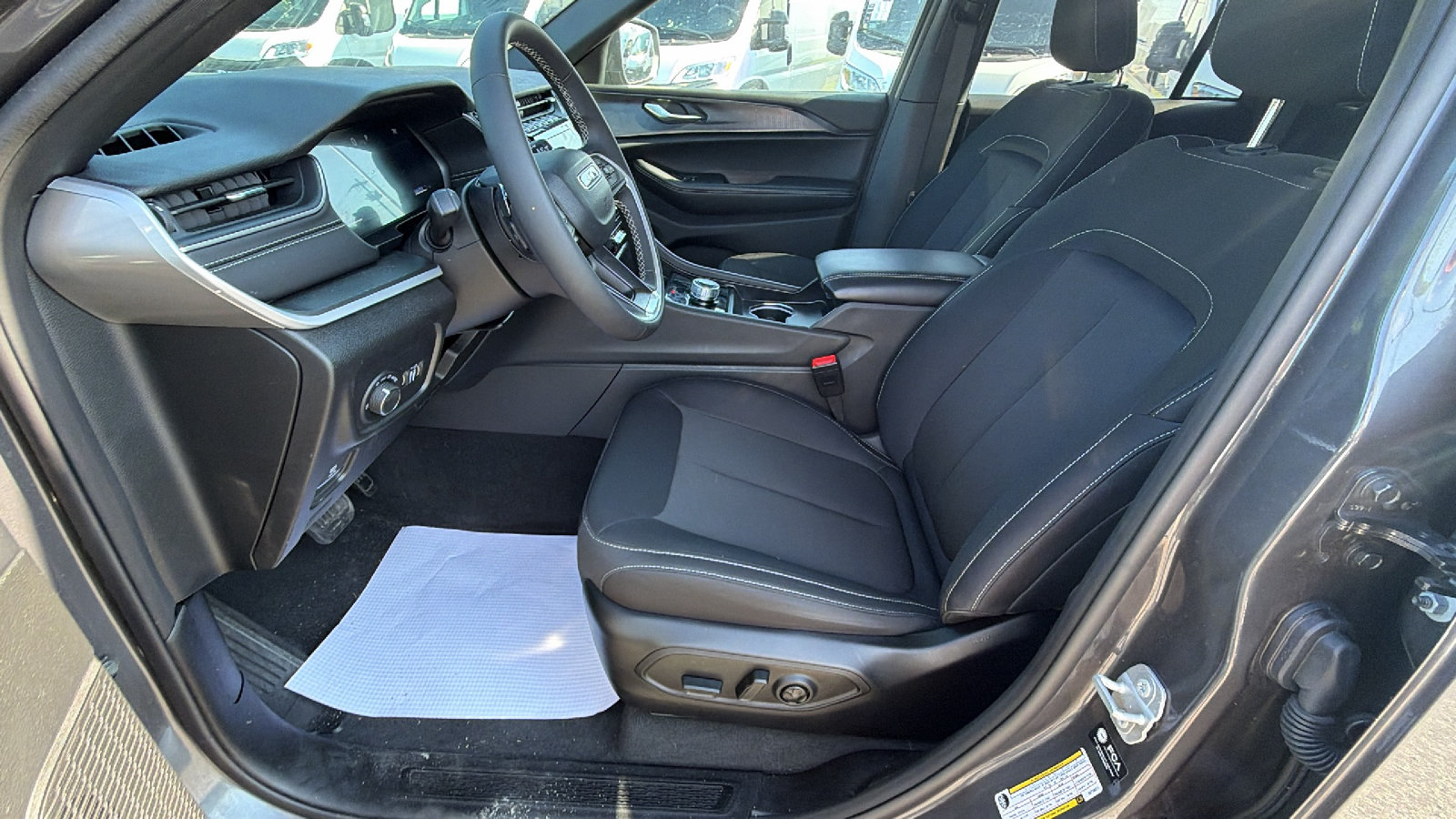 Used 2025 Jeep Grand Cherokee Laredo X RWD image 17