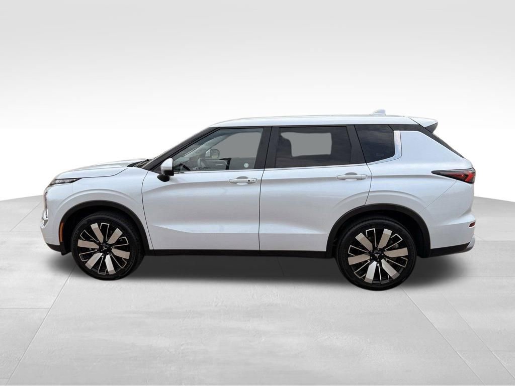 Used 2025 Mitsubishi Outlander SE FWD image 4