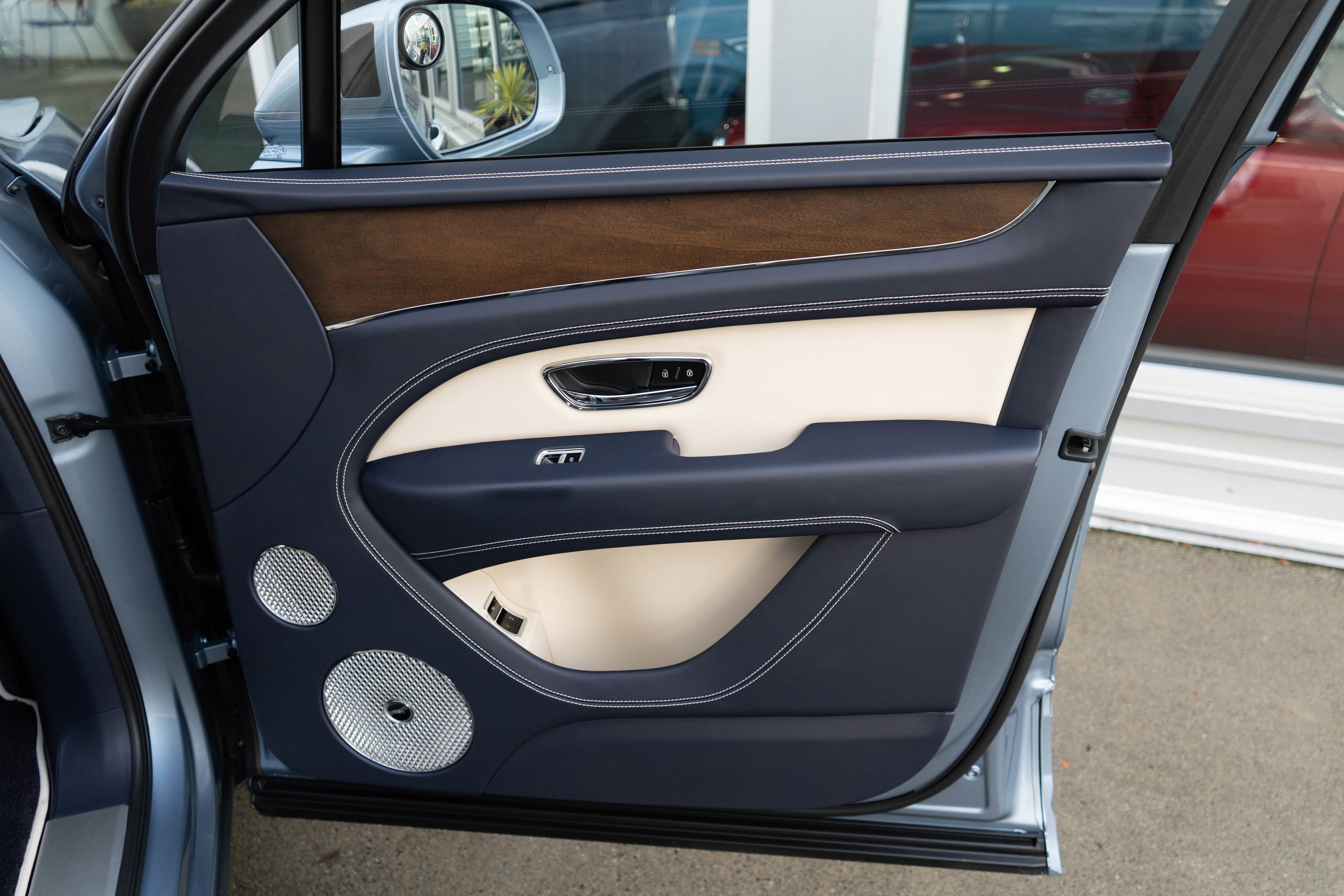 Used 2023 Bentley Bentayga image 33