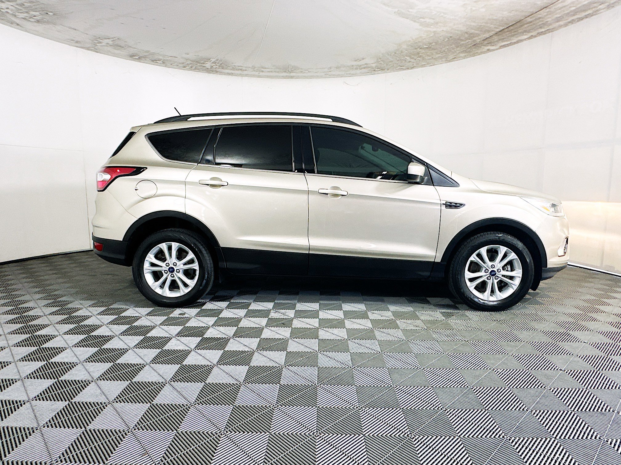 Used 2018 Ford Escape SEL w/ Ford Safe & Smart Package AWD/4WD image 2