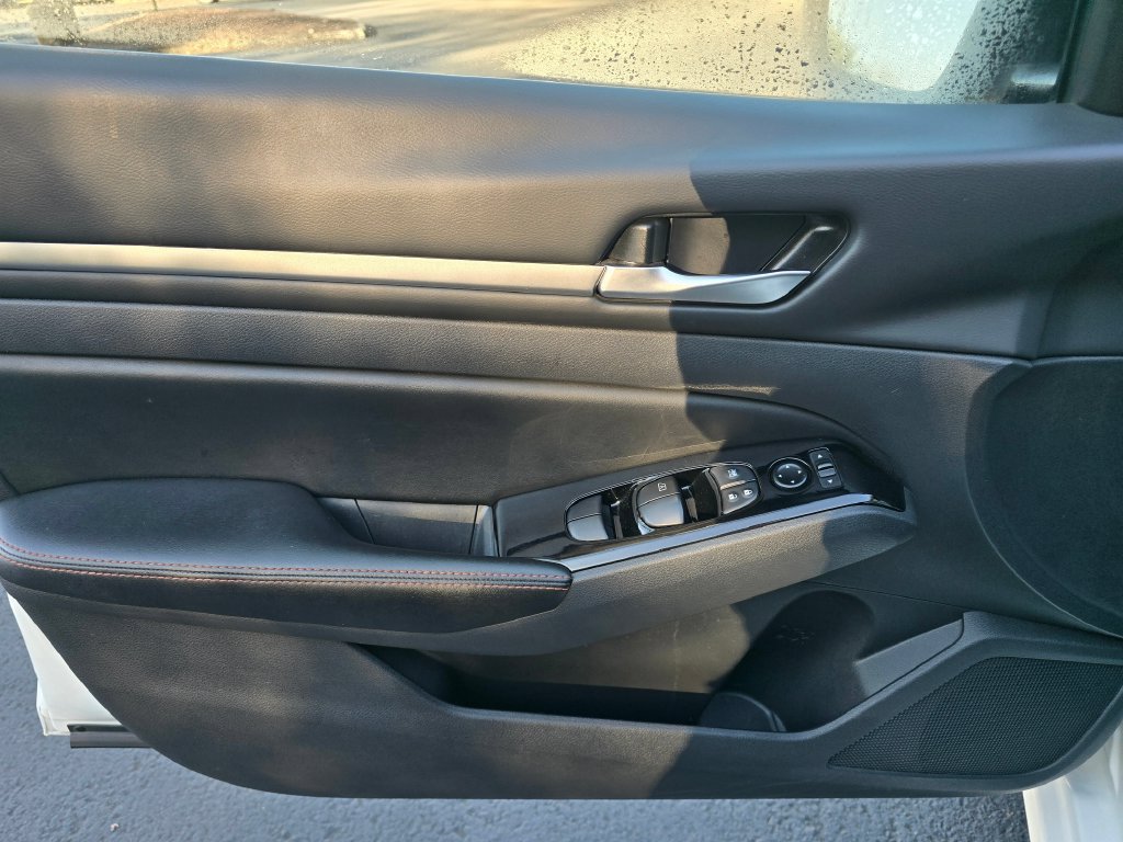 Used 2024 Nissan Altima 2.5 SR FWD image 10
