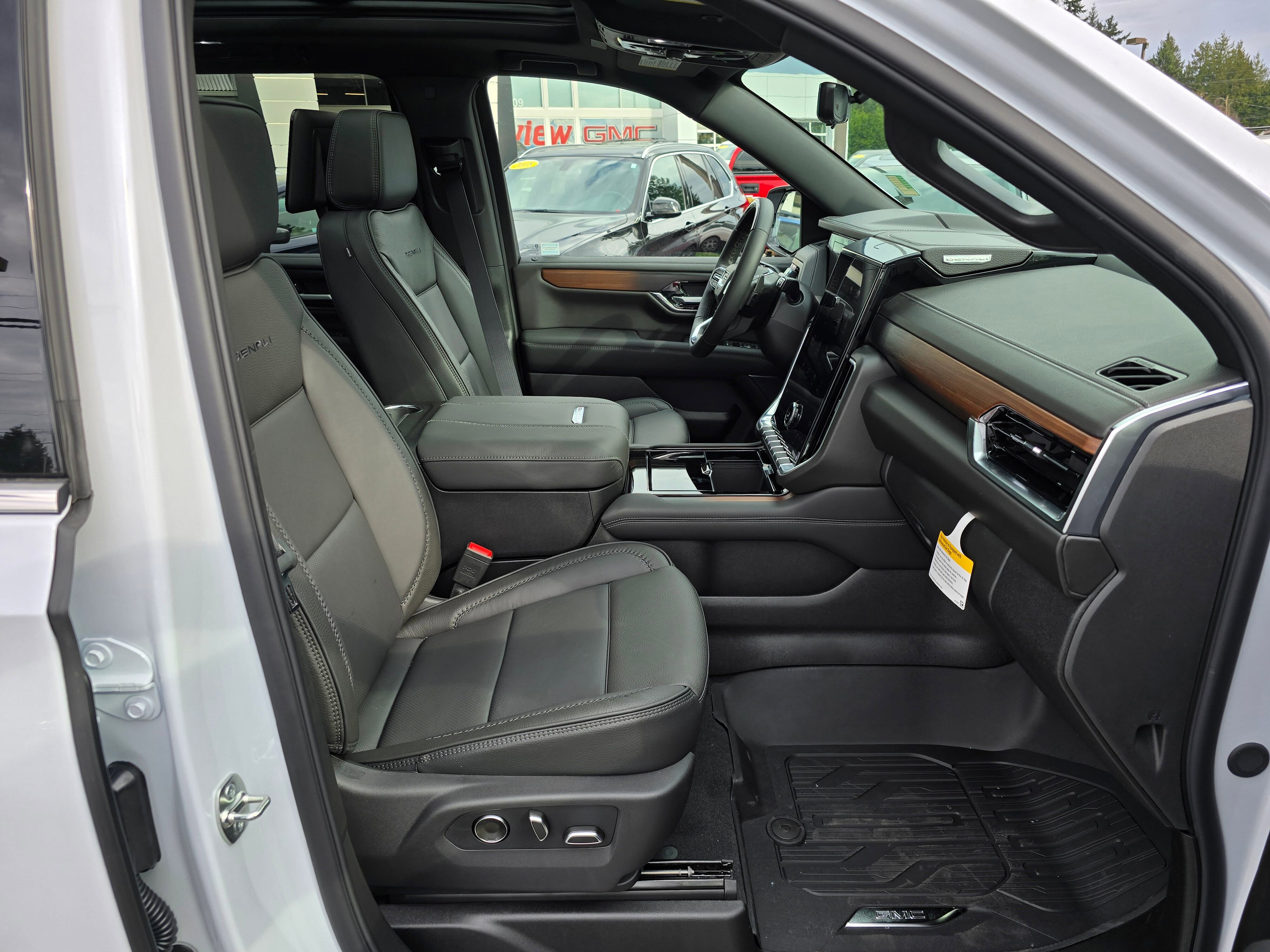 New 2026 GMC Yukon Denali w/ Denali Reserve Package image 11