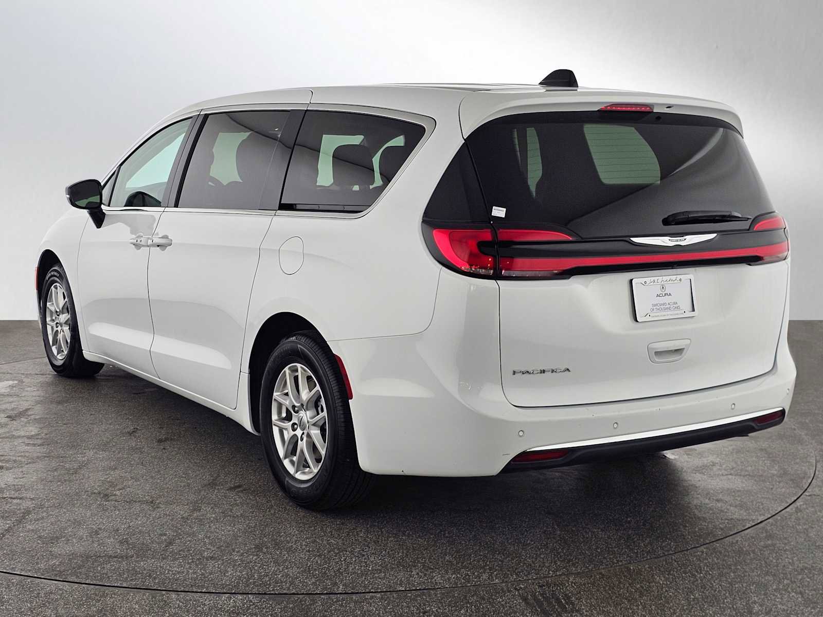 Used 2024 Chrysler Pacifica Touring-L image 5