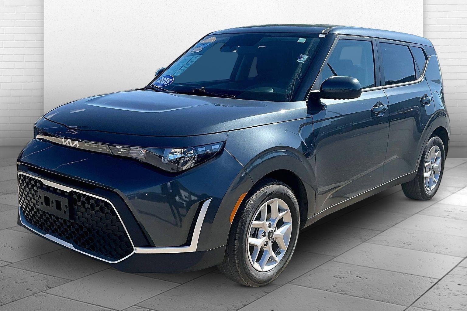 Used 2025 Kia Soul LX w/ LX Technology Package FWD image 3