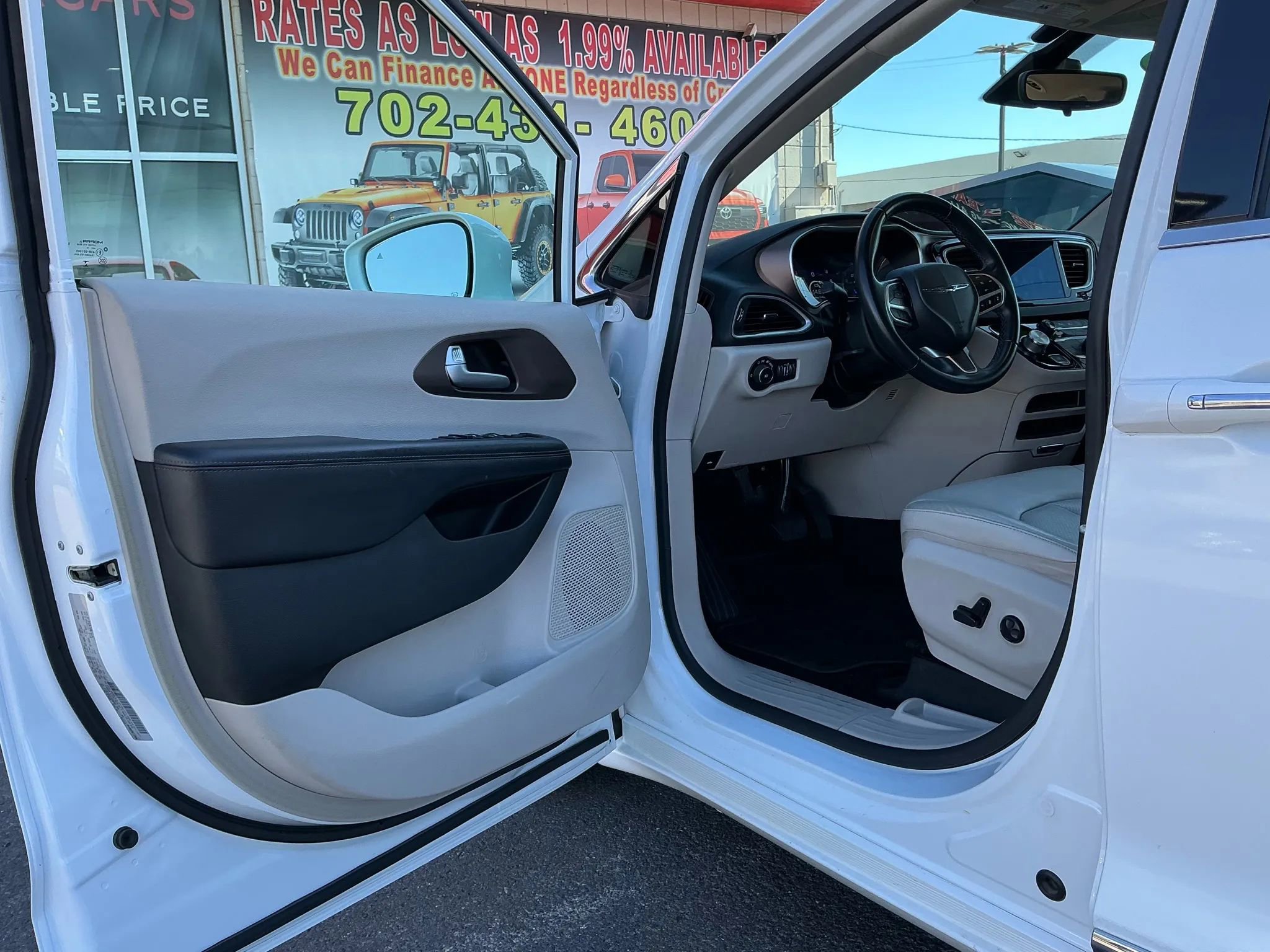 Used 2018 Chrysler Pacifica Touring-L w/ Advanced Safetytec Group image 15