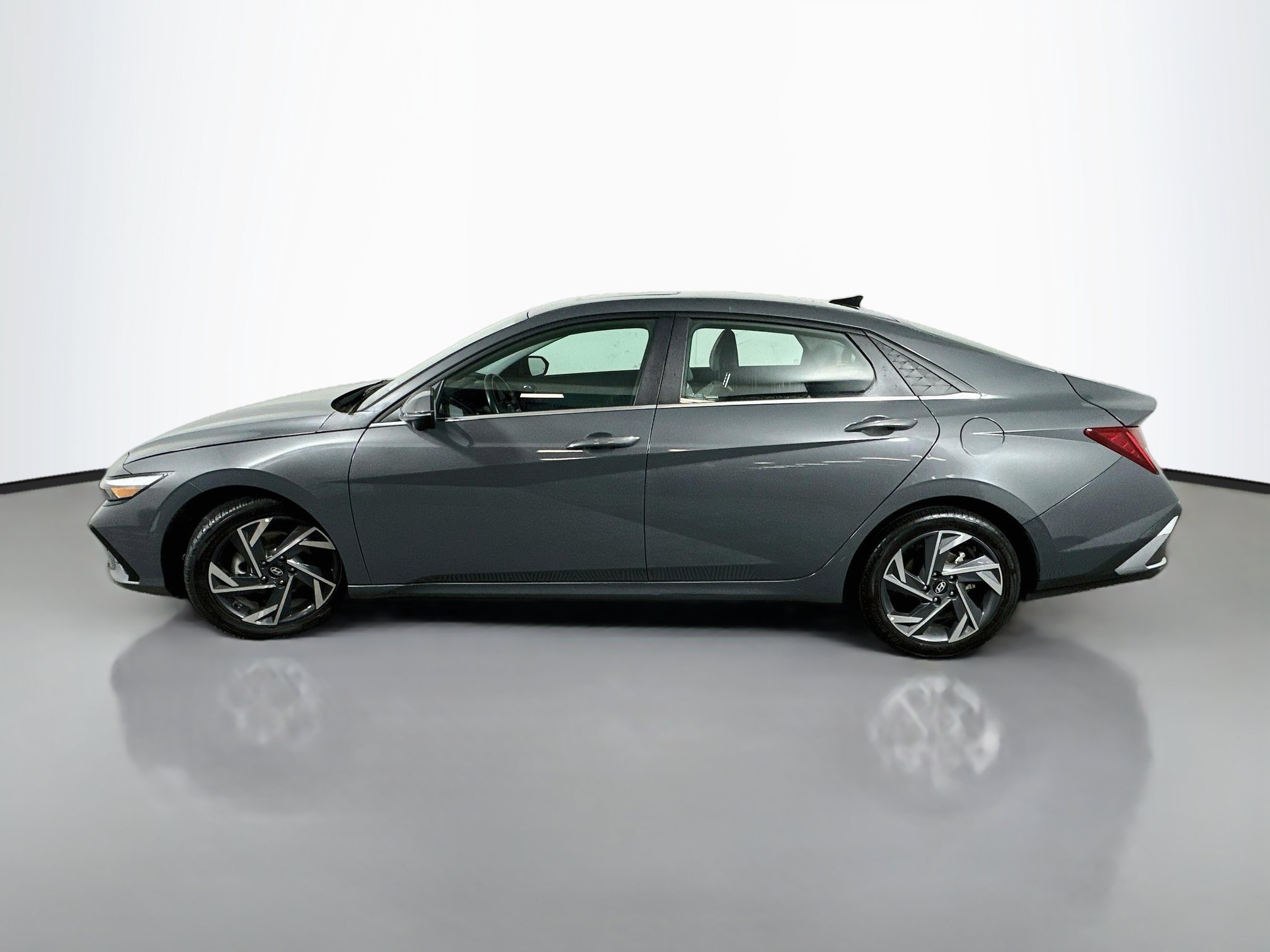Certified 2024 Hyundai Elantra Limited FWD image 4