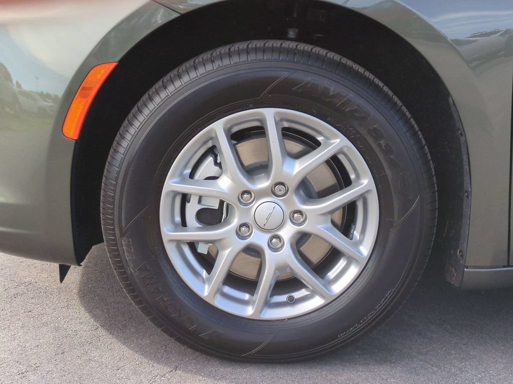 New 2027 Chrysler Pacifica Select FWD image 10