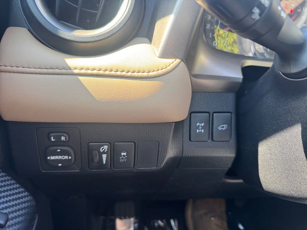 Used 2015 Toyota RAV4 Limited AWD/4WD image 28