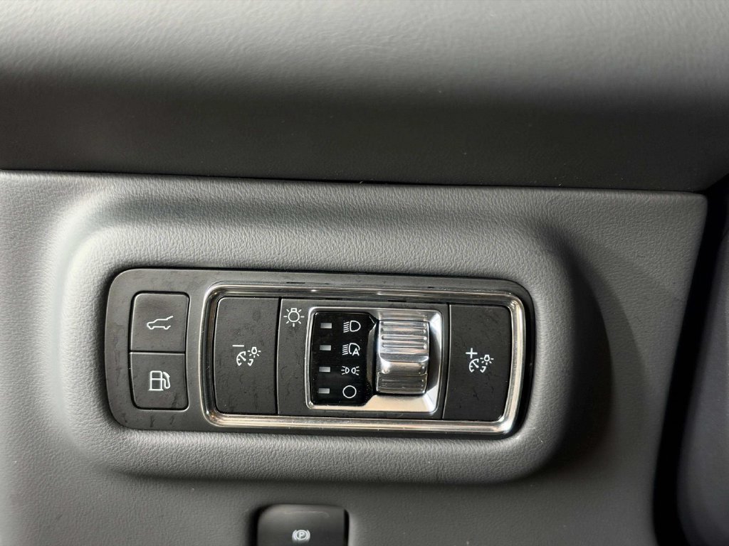 Certified 2025 Lincoln Nautilus Premier w/ Jet Appearance Package AWD/4WD image 11