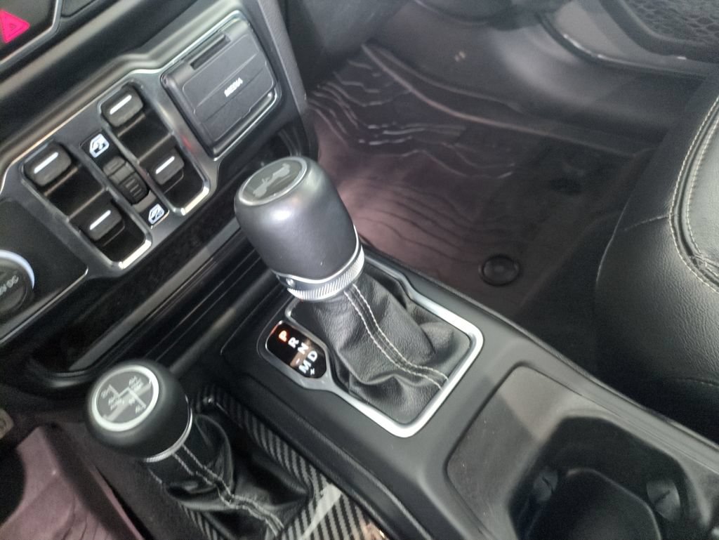 Used 2021 Jeep Wrangler Unlimited Sahara w/ Cold Weather Group AWD/4WD image 25
