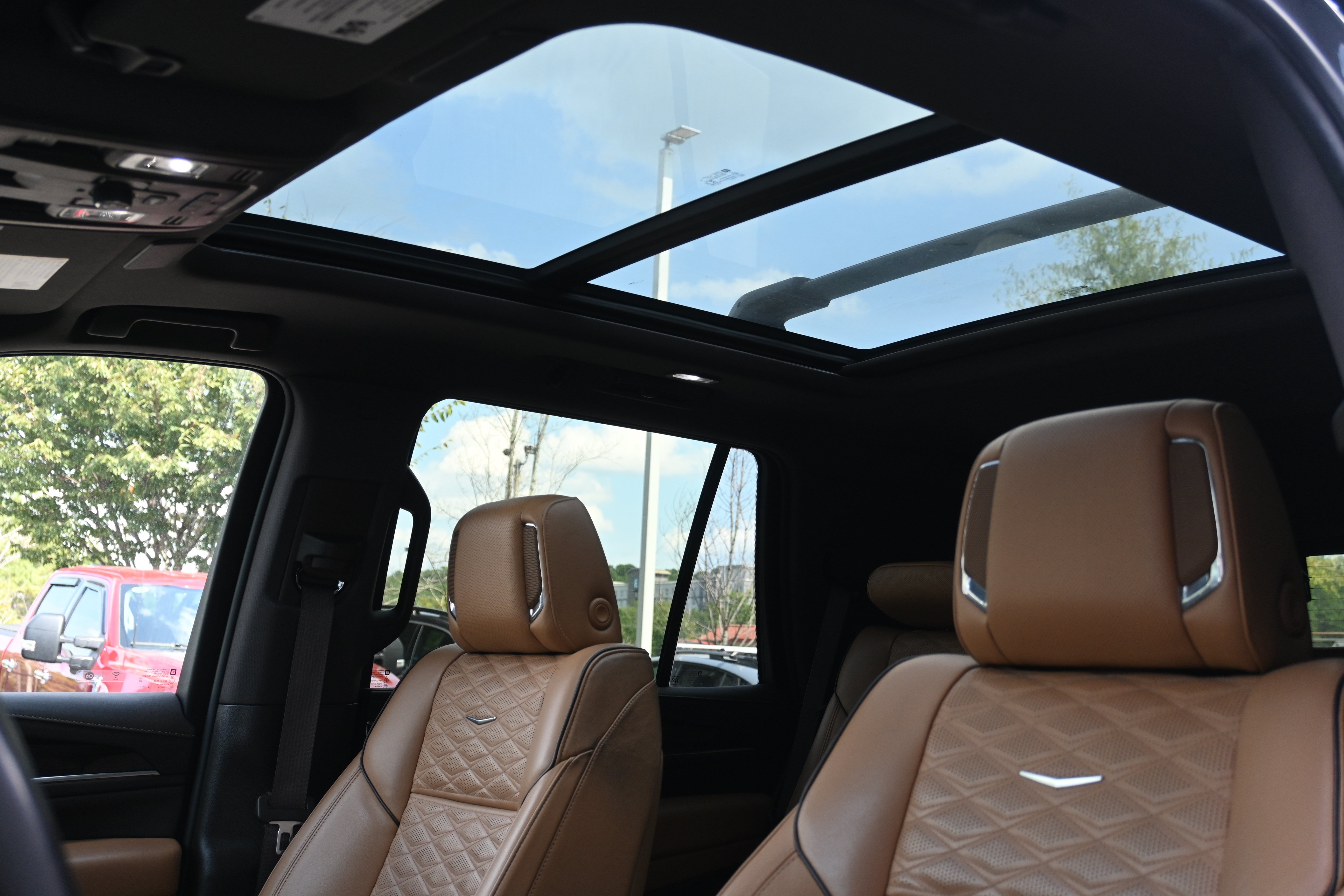 Used 2023 Cadillac Escalade Premium Luxury AWD/4WD image 31