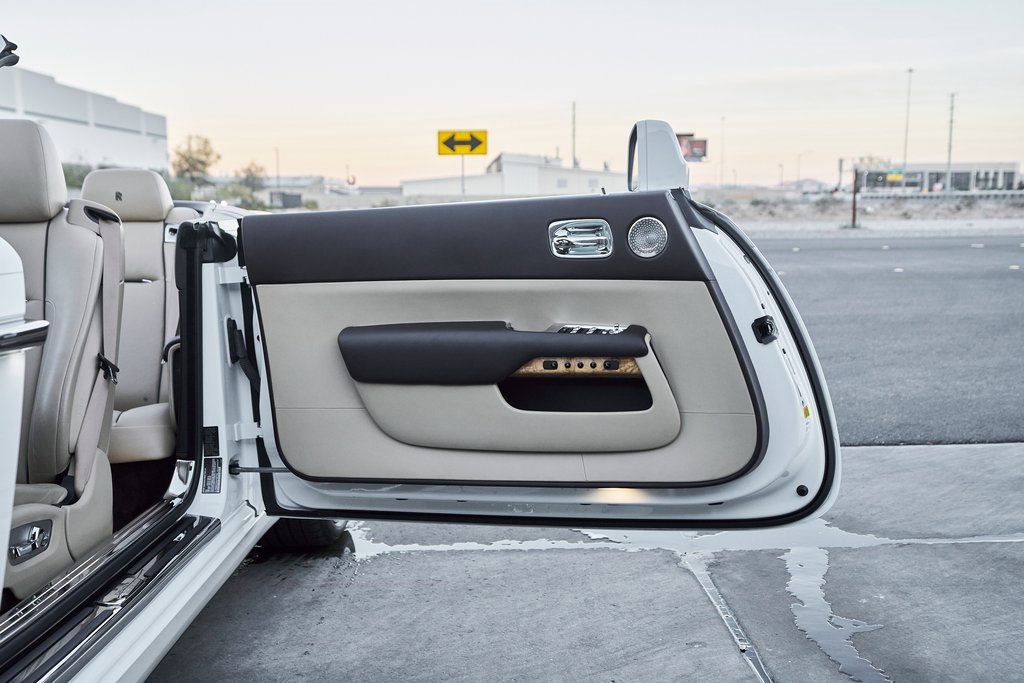 Used 2017 Rolls-Royce Dawn image 28