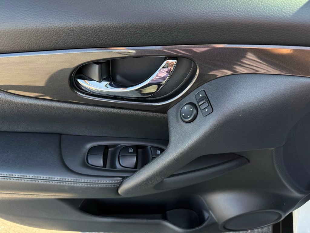 Used 2017 Nissan Rogue SV w/ SV Premium Package image 19