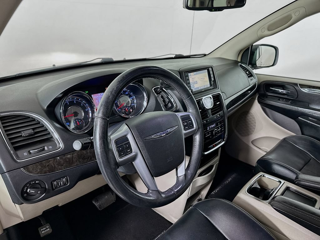 Used 2011 Chrysler Town & Country Touring-L FWD image 10