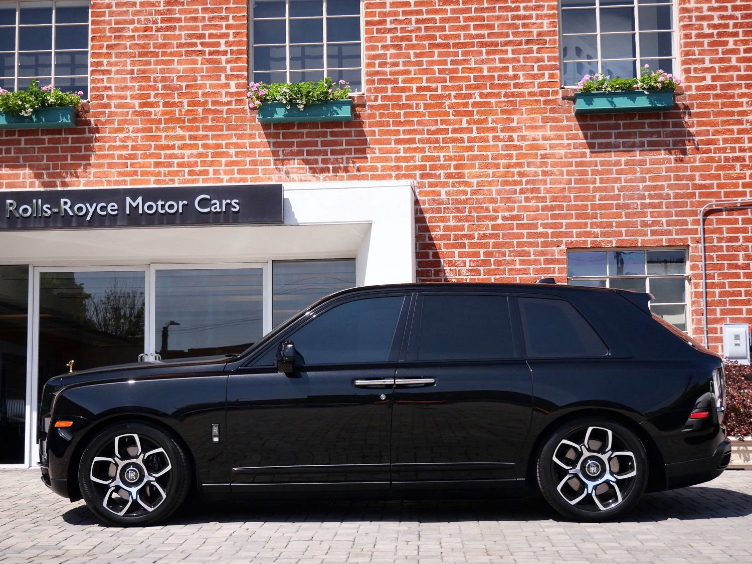 Certified 2022 Rolls-Royce Cullinan Black Badge w/ Dark Exterior Package AWD/4WD image 3