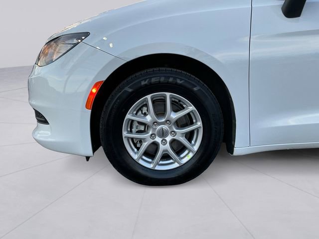 Used 2024 Chrysler Voyager LX image 9