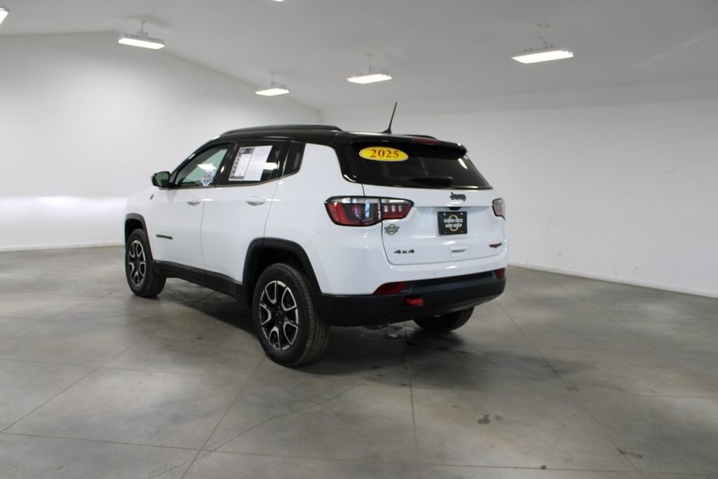 Used 2025 Jeep Compass Trailhawk image 7
