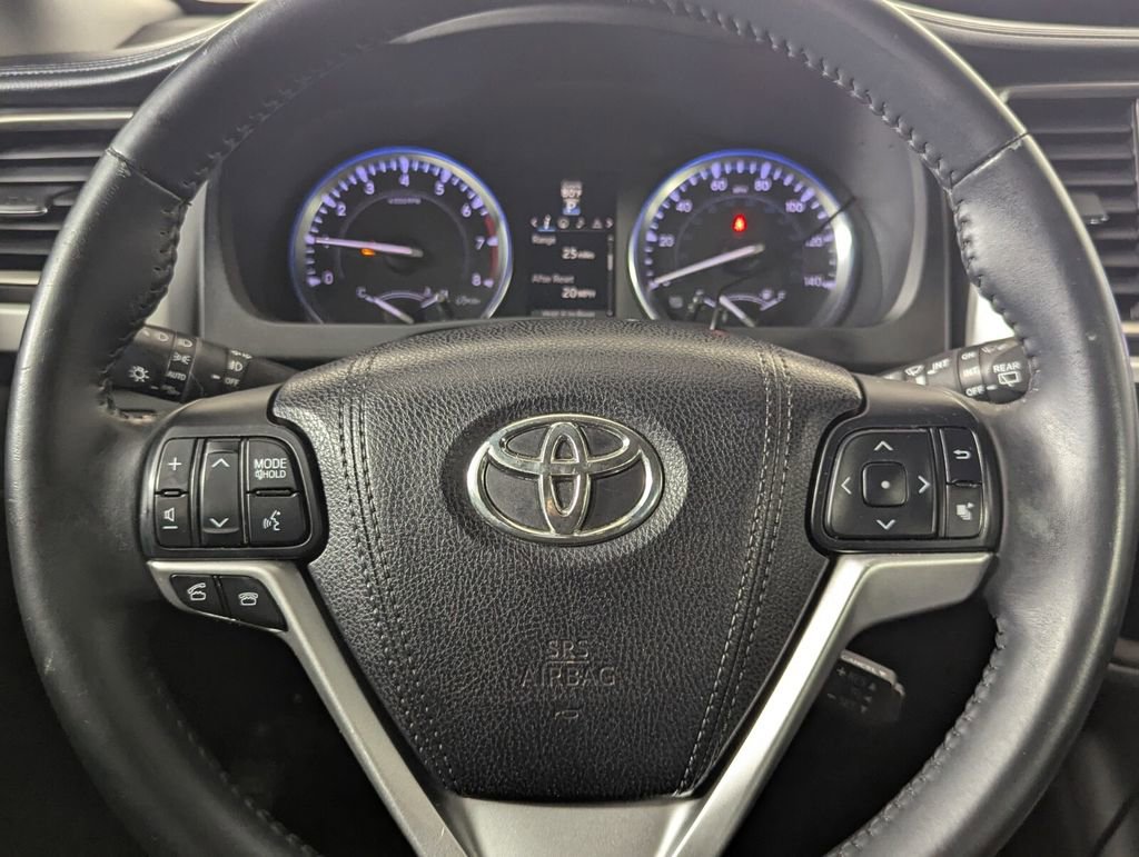Used 2016 Toyota Highlander XLE FWD image 16