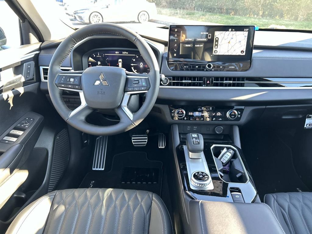 Used 2025 Mitsubishi Outlander SEL image 16