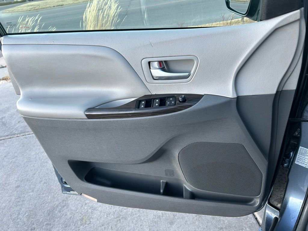 Used 2016 Toyota Sienna XLE Premium image 10