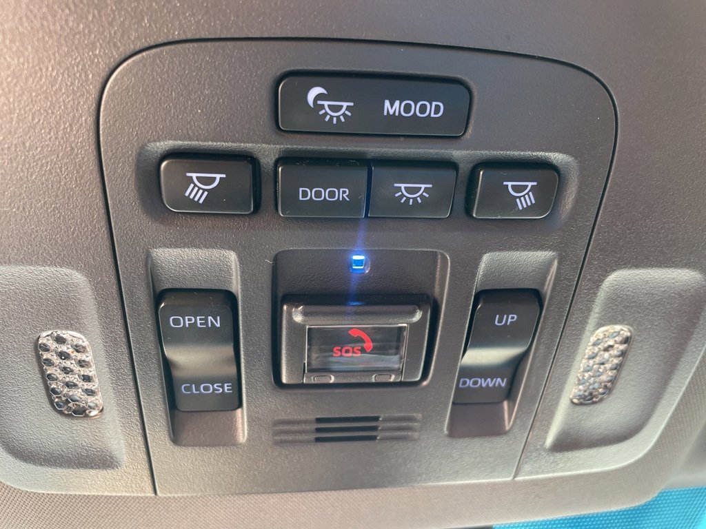 Used 2022 Toyota Avalon Limited image 21