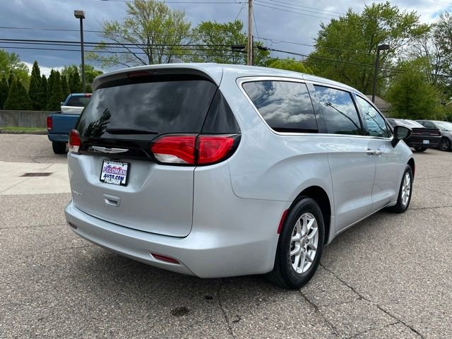 Used 2024 Chrysler Voyager LX FWD image 5