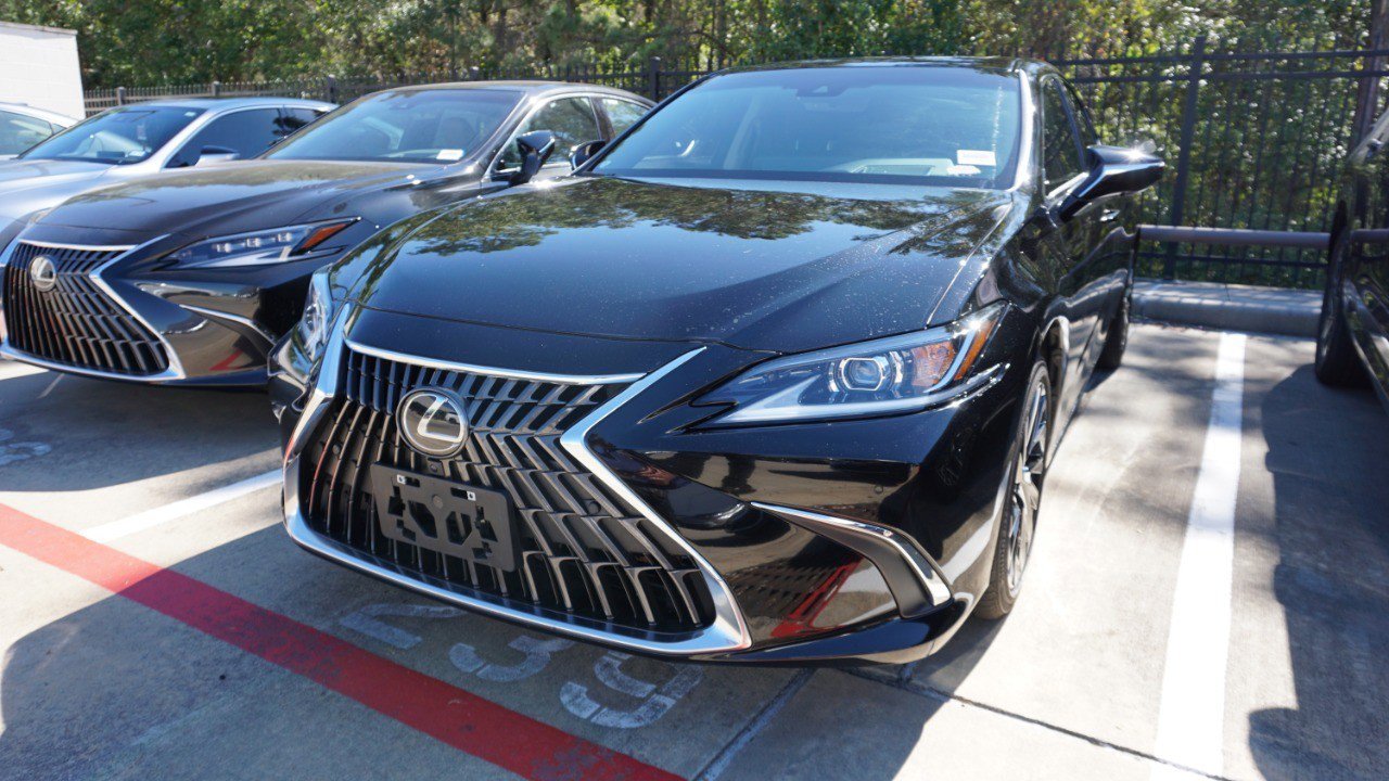 Used 2024 Lexus ES 300h w/ Luxury Package