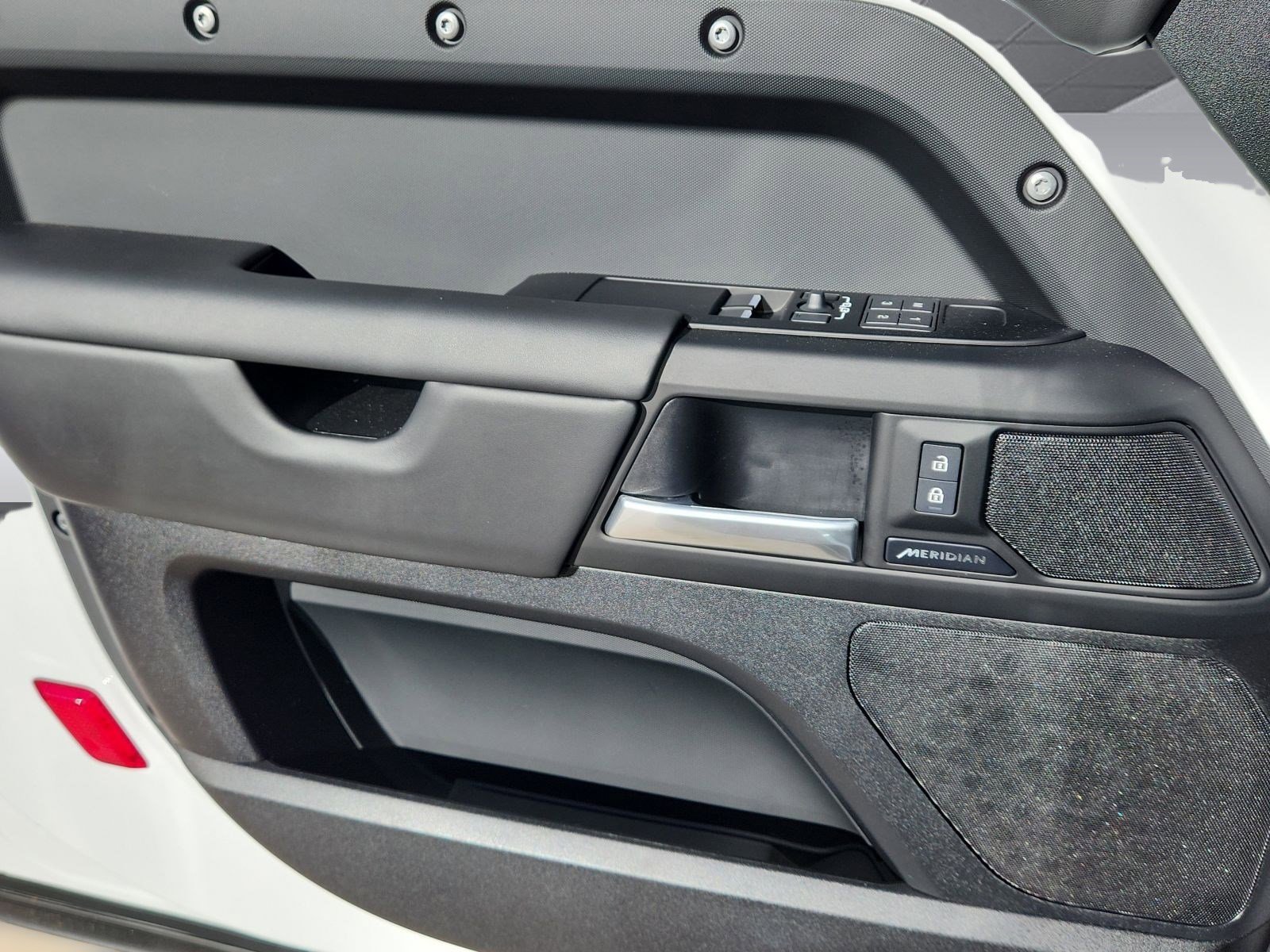 Used 2025 Land Rover Defender 90 S image 7