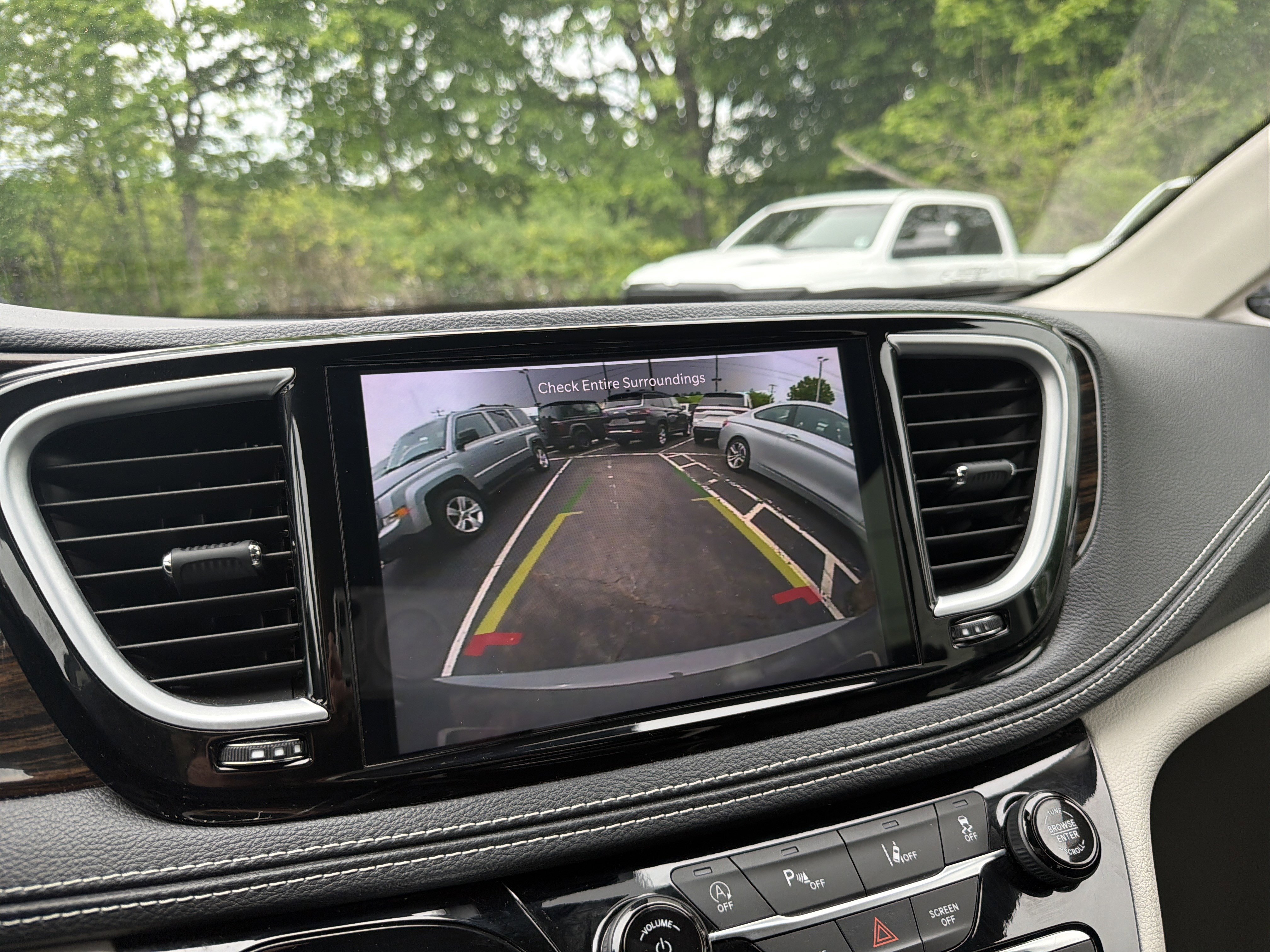 Used 2024 Chrysler Pacifica Limited FWD image 35
