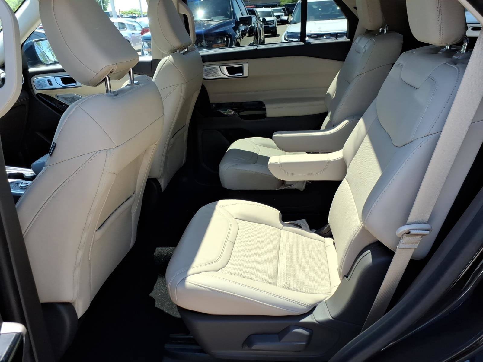 Used 2023 Ford Explorer Platinum w/ Technology Package AWD/4WD image 14