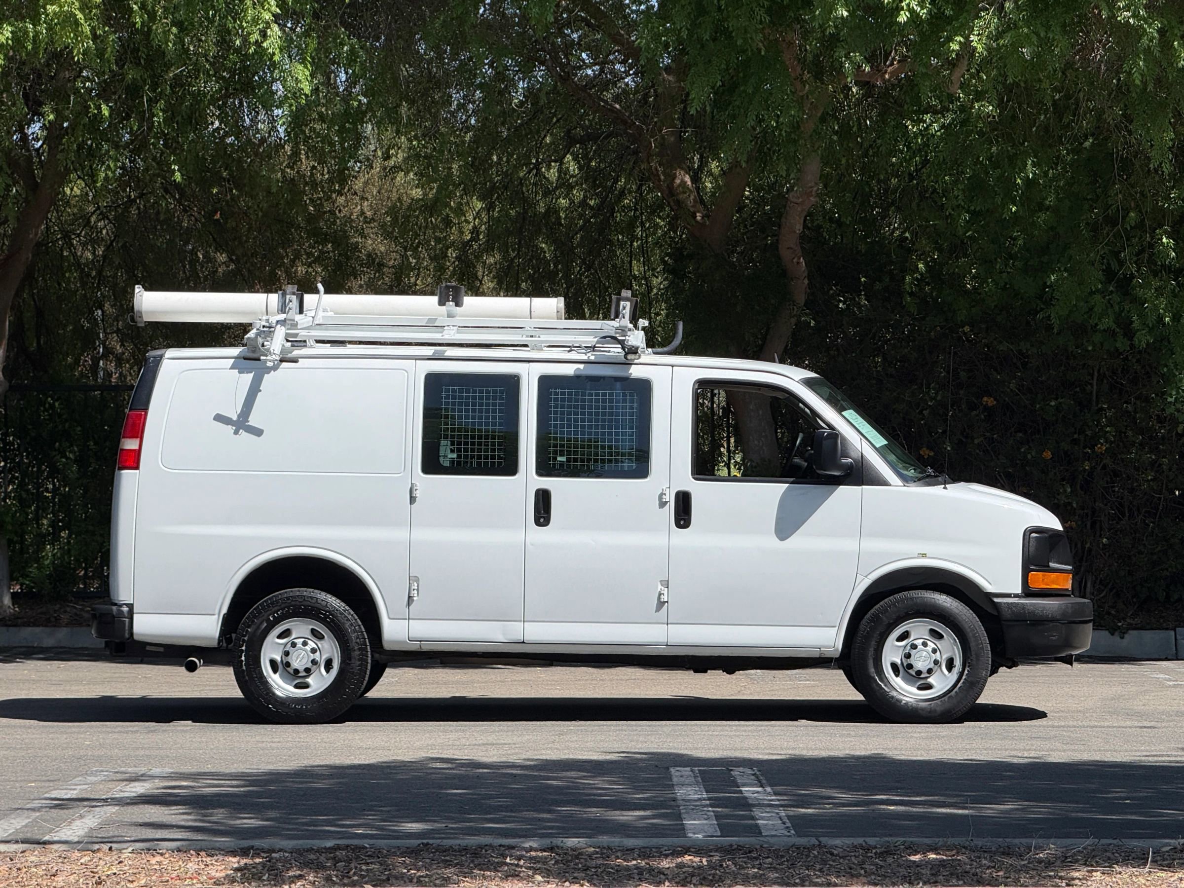 Used 2015 Chevrolet Express 2500 Van 3D image 6