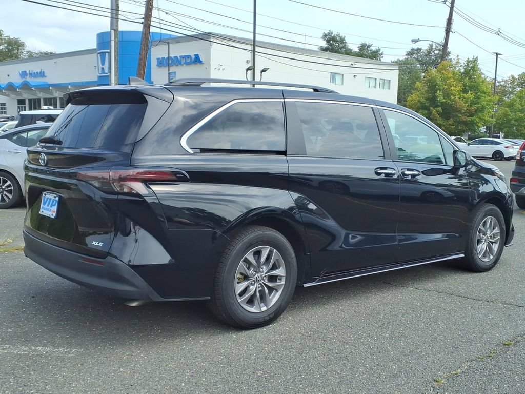 Used 2025 Toyota Sienna XLE FWD image 6