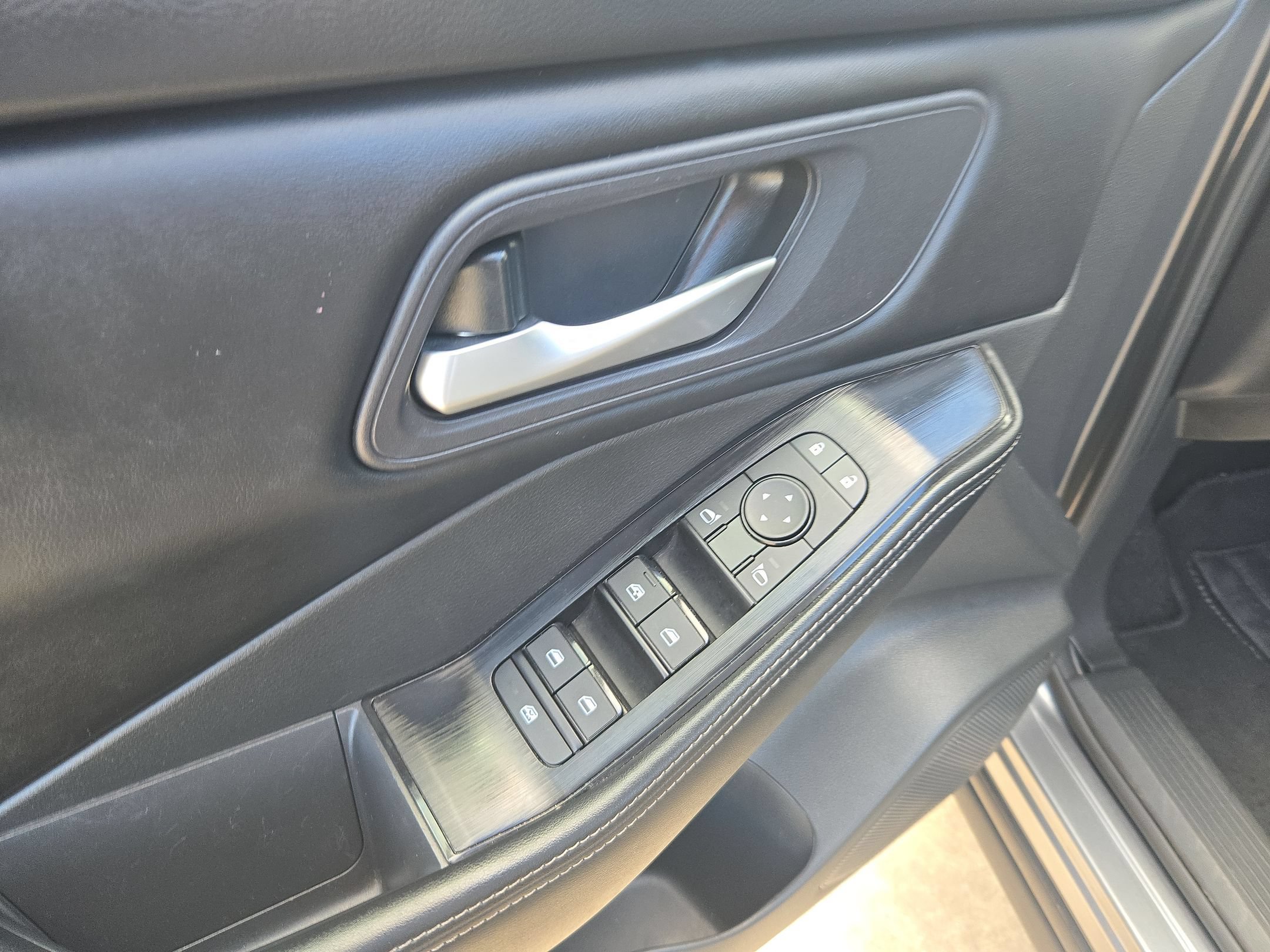 Used 2024 Nissan Rogue SV AWD/4WD image 12