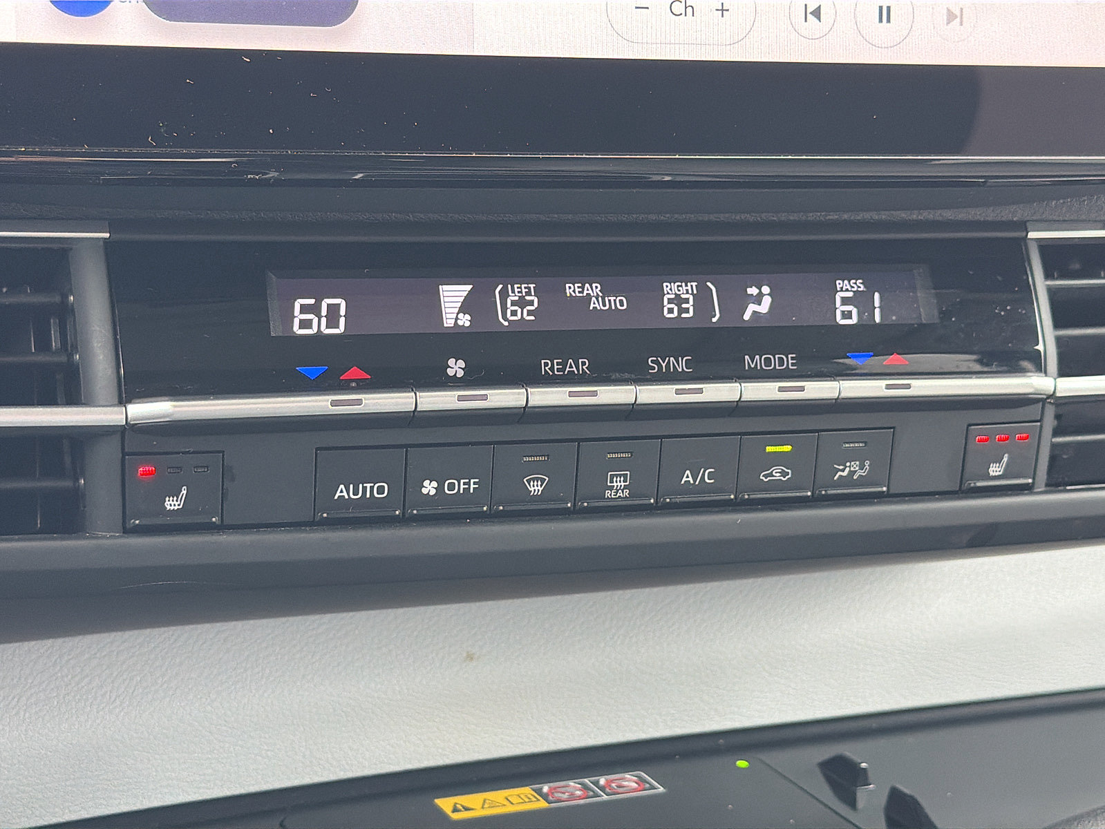 Used 2025 Toyota Sienna XLE FWD image 19