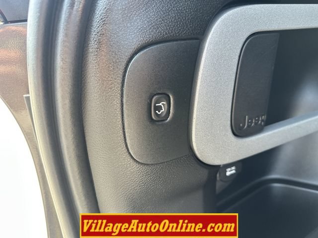 Used 2017 Jeep Cherokee Latitude w/ Comfort/Convenience Group AWD/4WD image 33