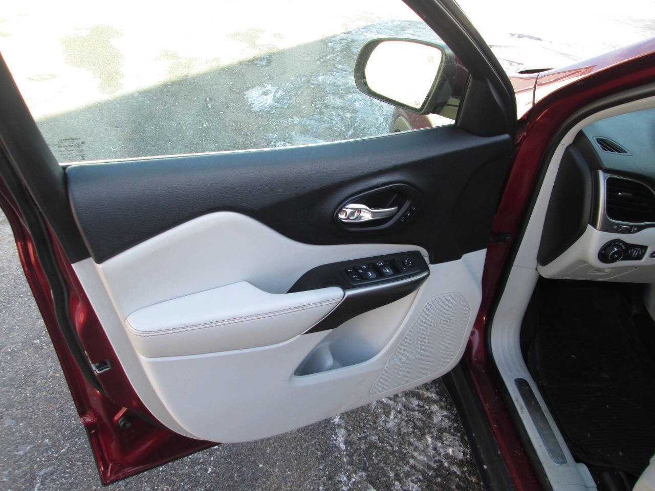 Used 2019 Jeep Cherokee Limited image 13