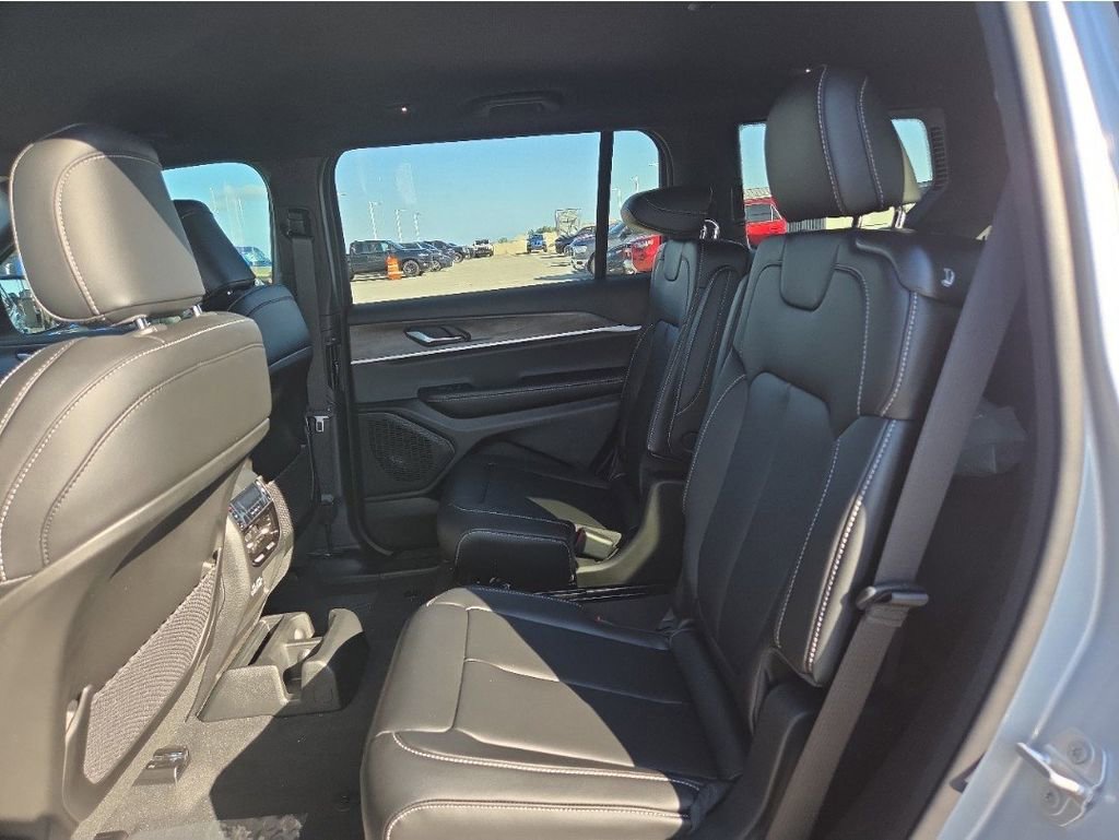 New 2025 Jeep Grand Cherokee Limited image 15