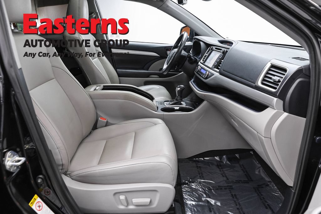 Used 2019 Toyota Highlander XLE AWD/4WD image 25