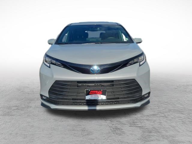 Certified 2025 Toyota Sienna XLE Woodland Edition AWD/4WD image 2