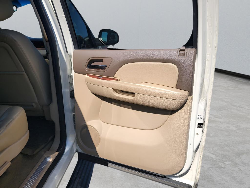 Used 2014 Chevrolet Suburban LTZ image 33