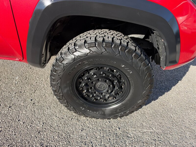 Used 2017 Toyota Tacoma TRD Off-Road AWD/4WD image 13