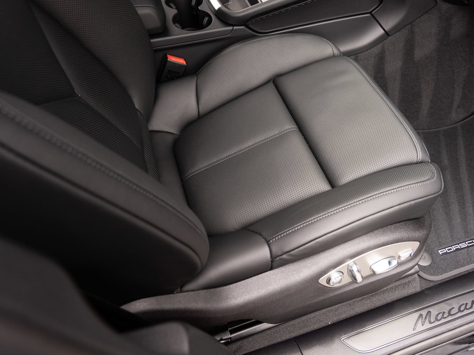 Certified 2026 Porsche Macan AWD/4WD image 35
