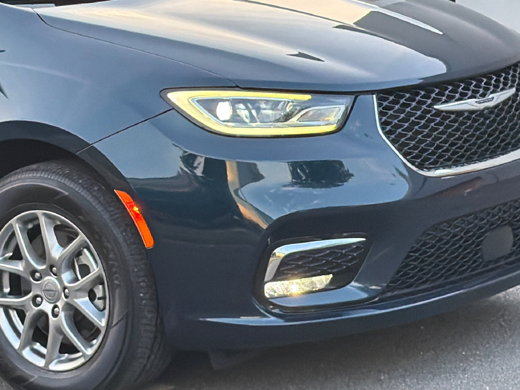 Used 2021 Chrysler Pacifica Touring FWD image 5