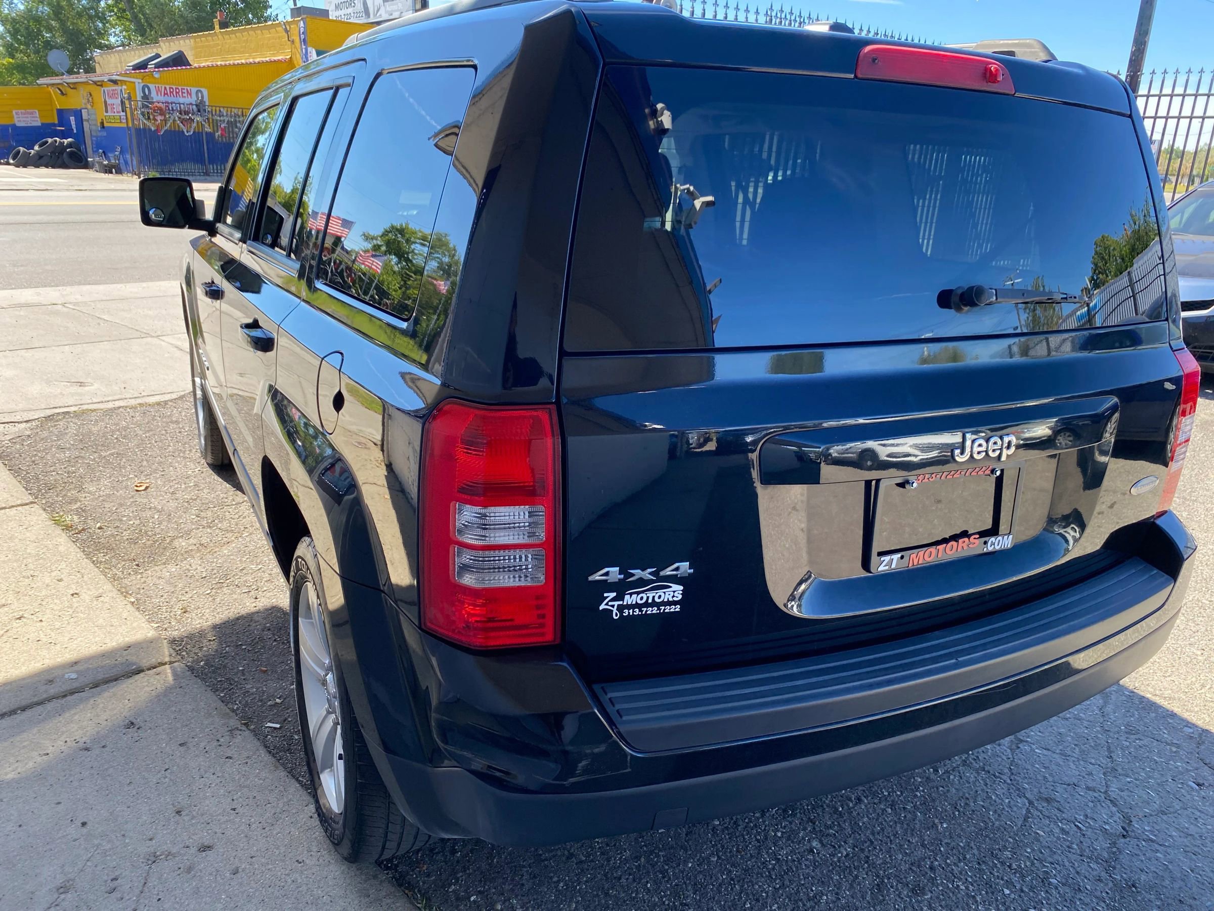 Used 2014 Jeep Patriot Latitude w/ Sun/Sound Group image 2