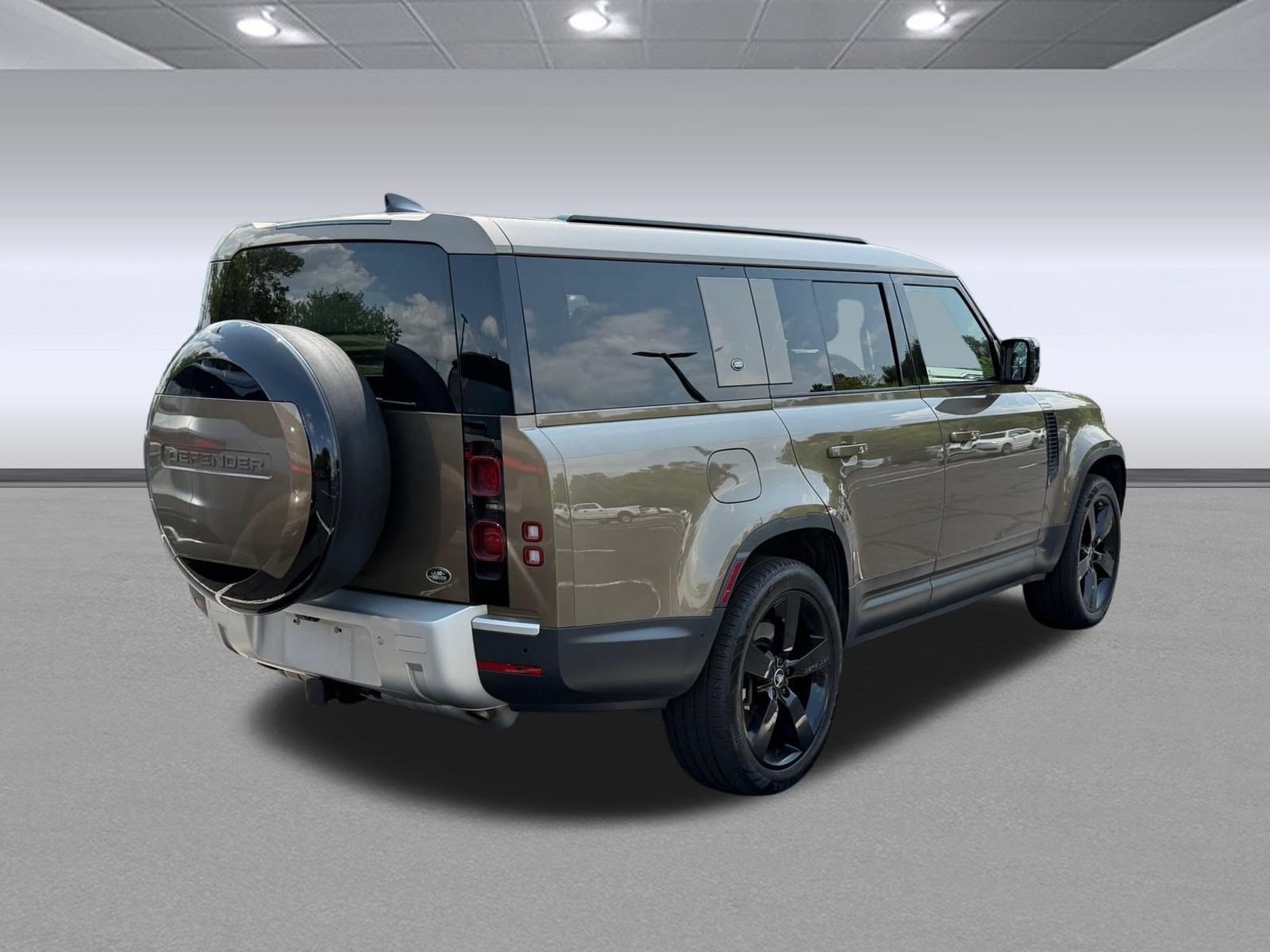 Used 2023 Land Rover Defender 130 SE AWD/4WD image 7