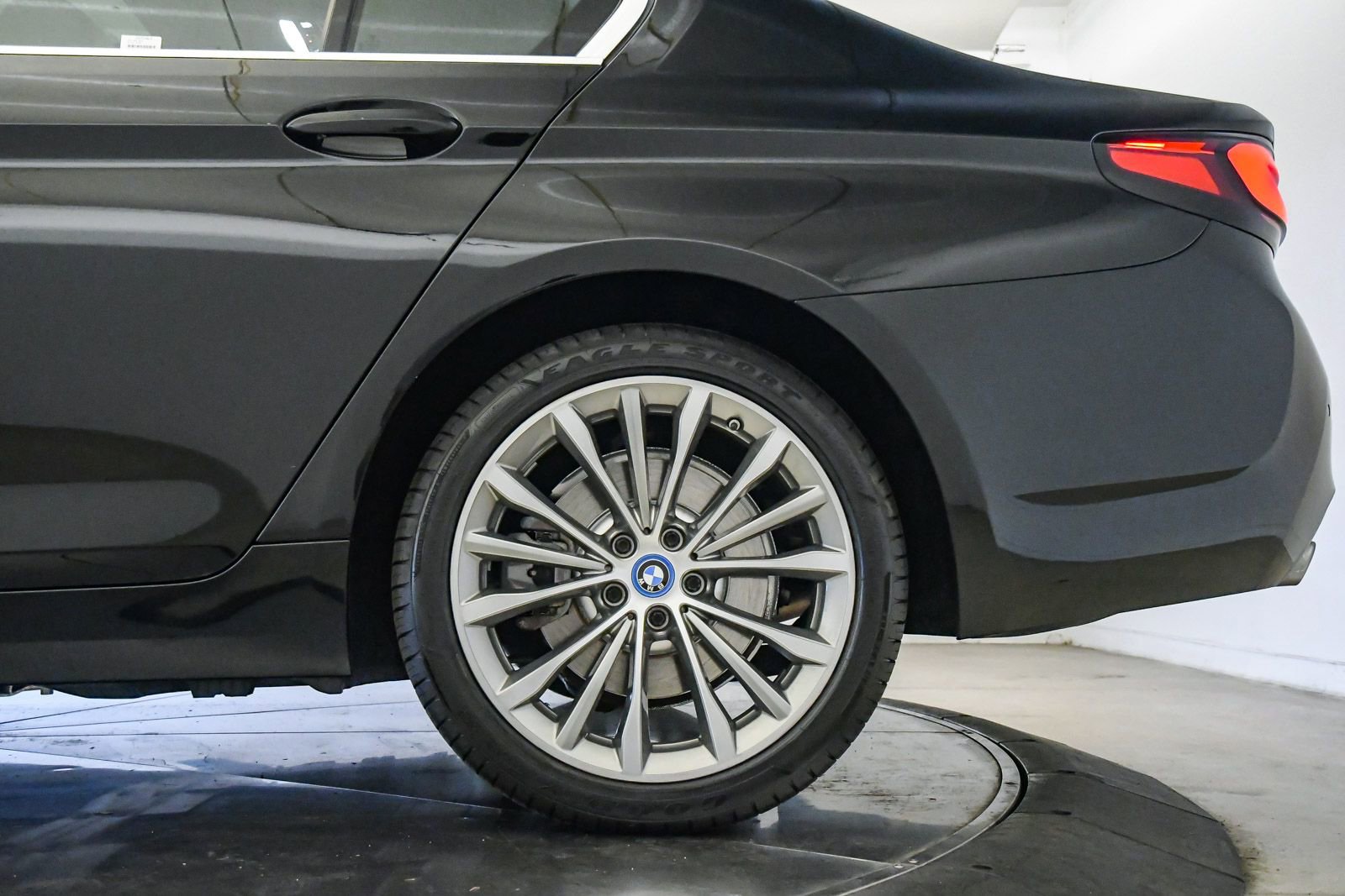 Certified 2023 BMW 530e w/ Convenience Package image 11