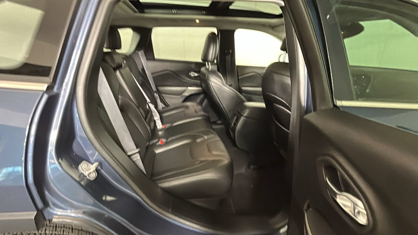 Used 2021 Jeep Cherokee Limited AWD/4WD image 33