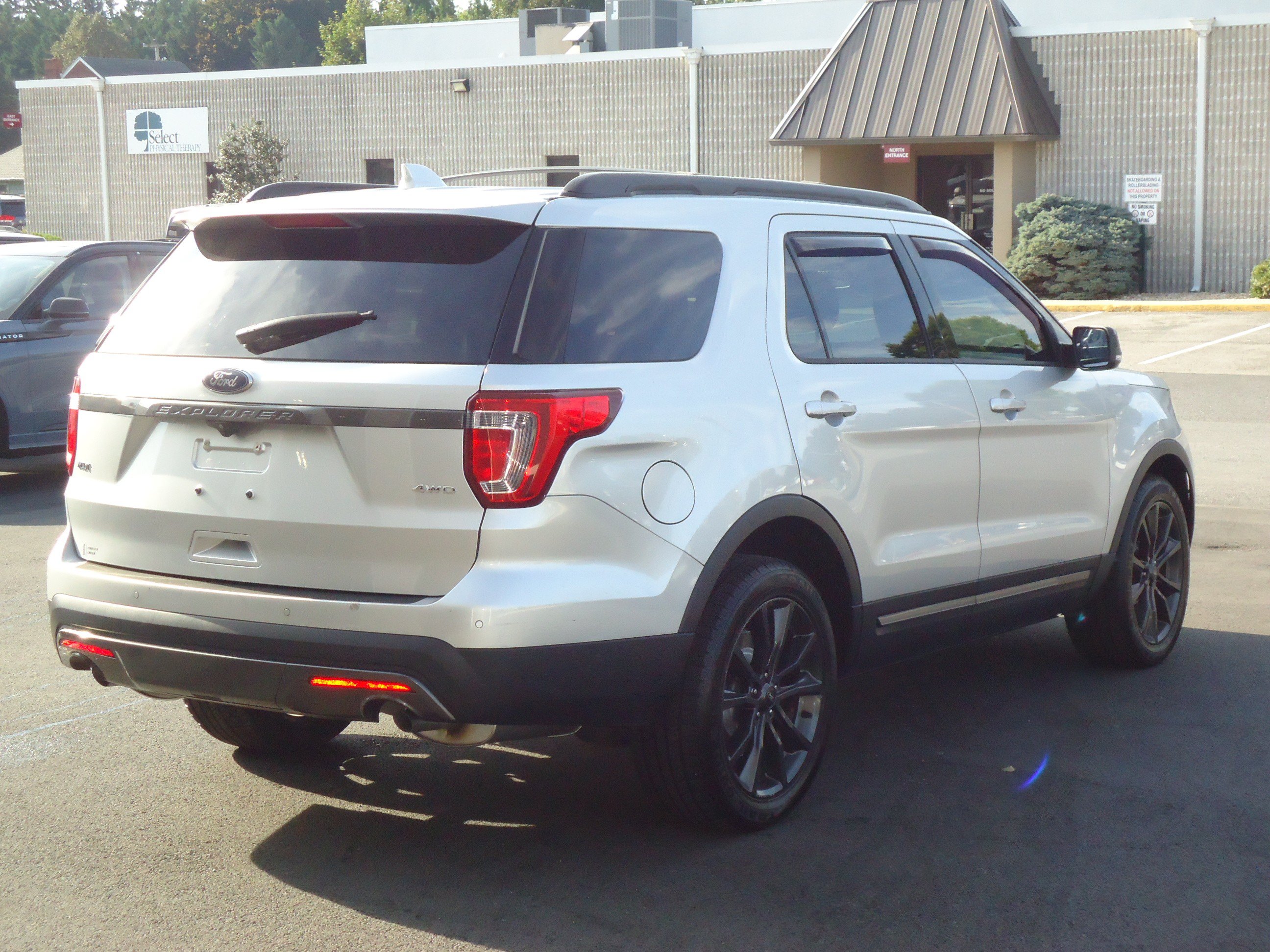 Used 2017 Ford Explorer XLT w/ Equipment Group 202A AWD/4WD image 3