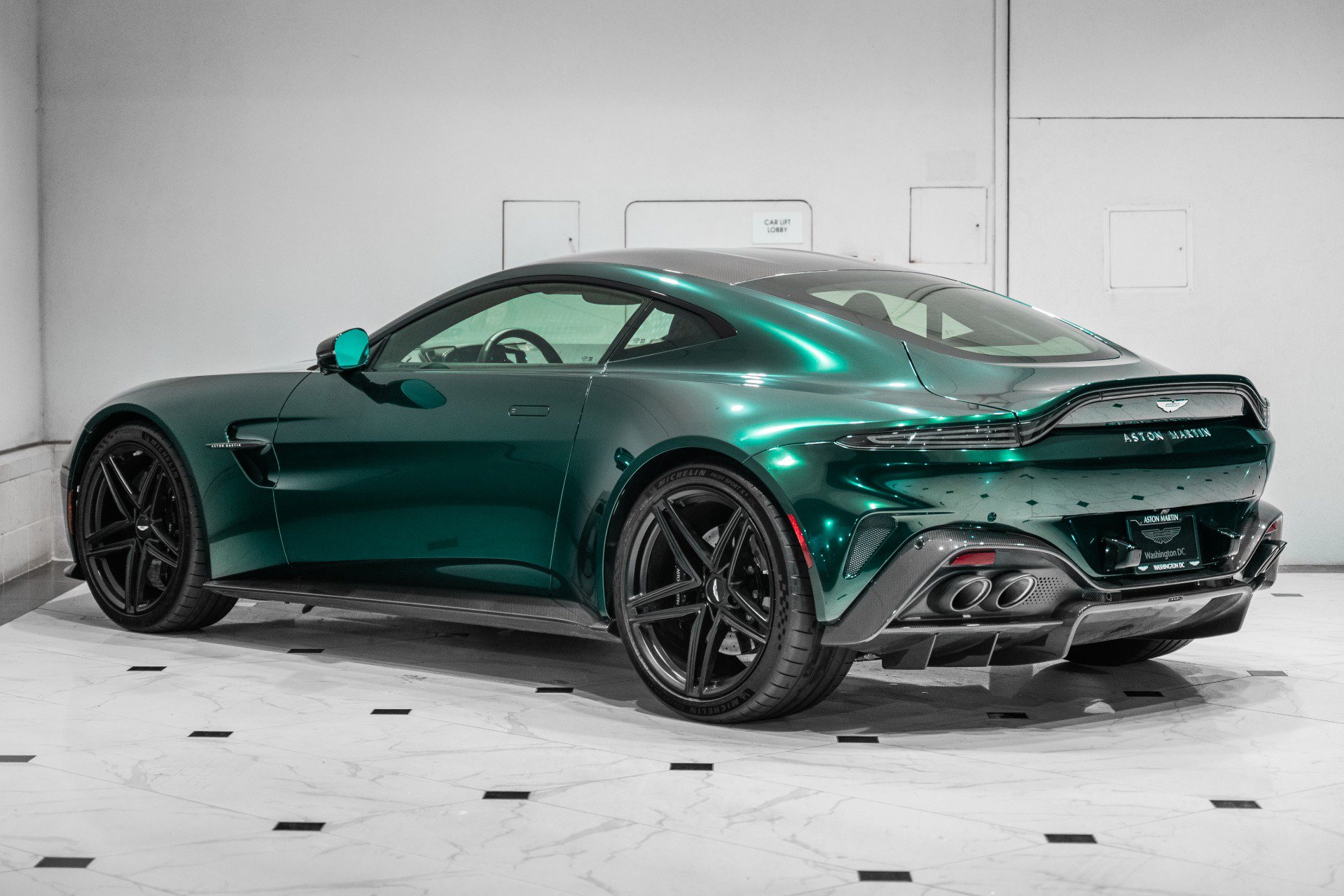 Used 2025 Aston Martin V8 Vantage Coupe RWD image 2