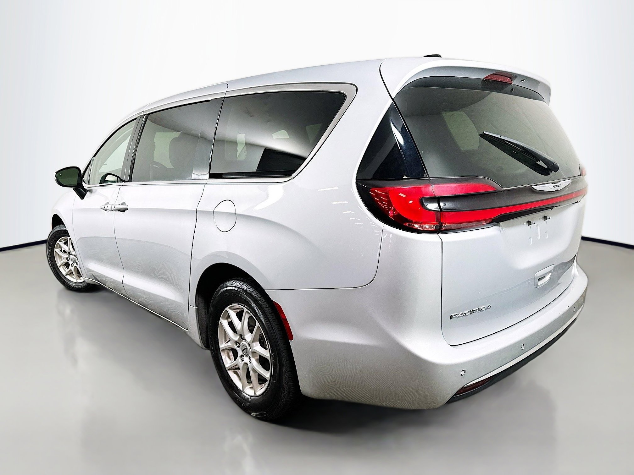 Used 2023 Chrysler Pacifica Touring-L image 5